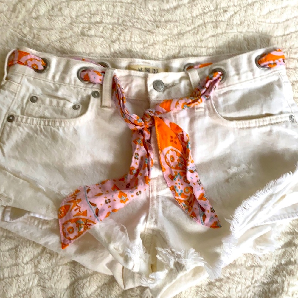Cute never worn free people white jeans shorts